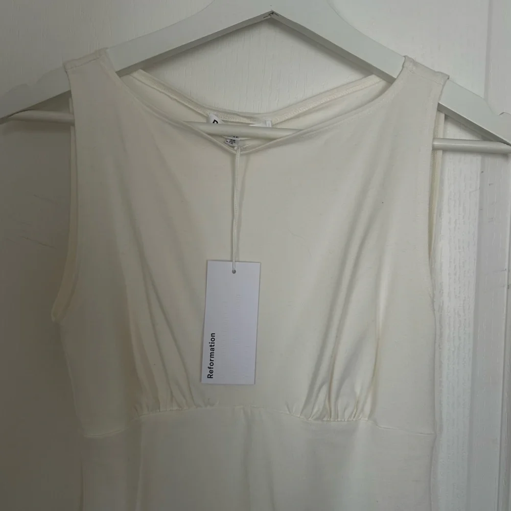 Elegant White Sleeveless Dress - Picture 5 of 5